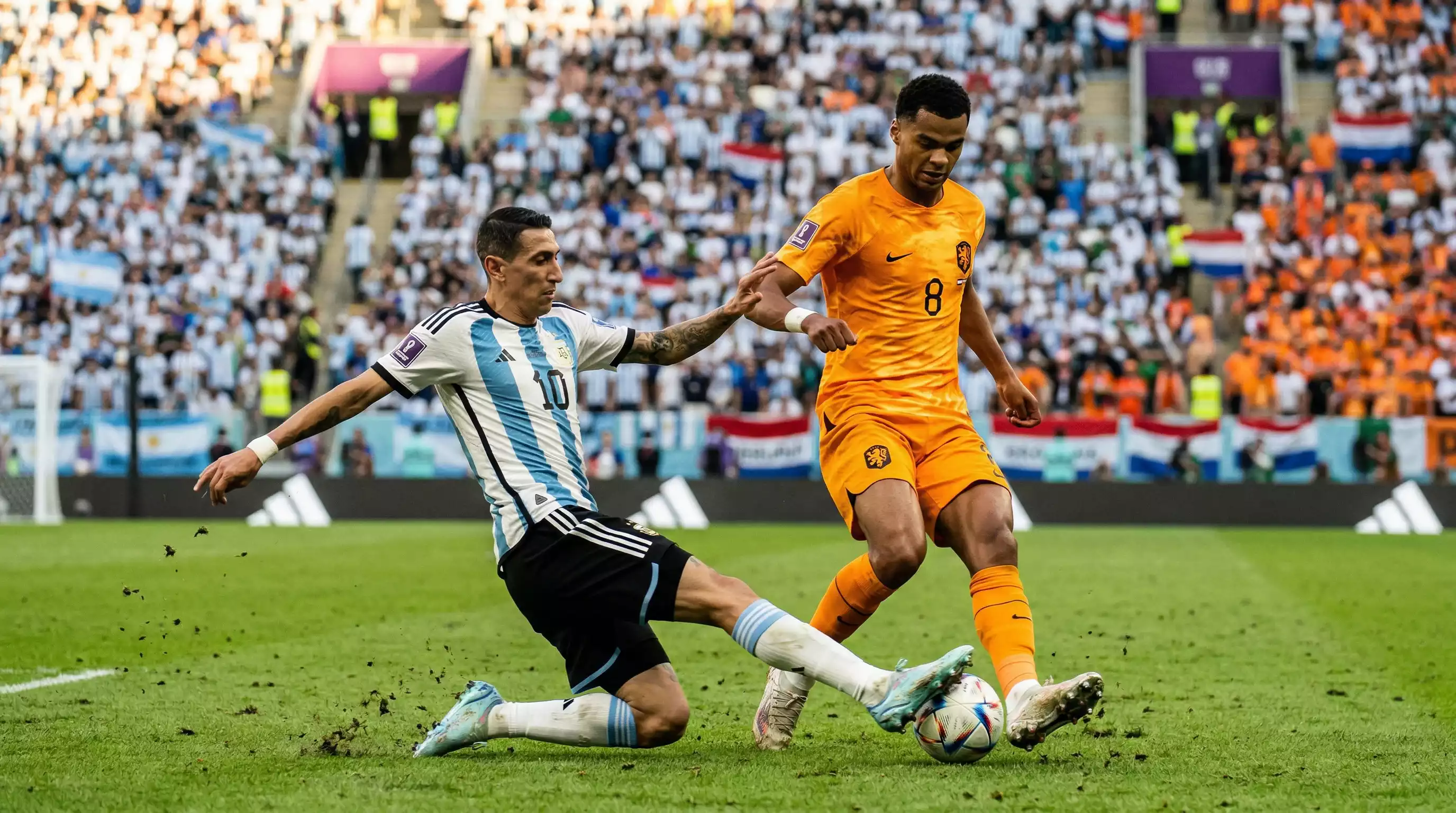 Labdarúgók a pályán egy csoportkör mérkőzésen, telt házas lelátóval a háttérben