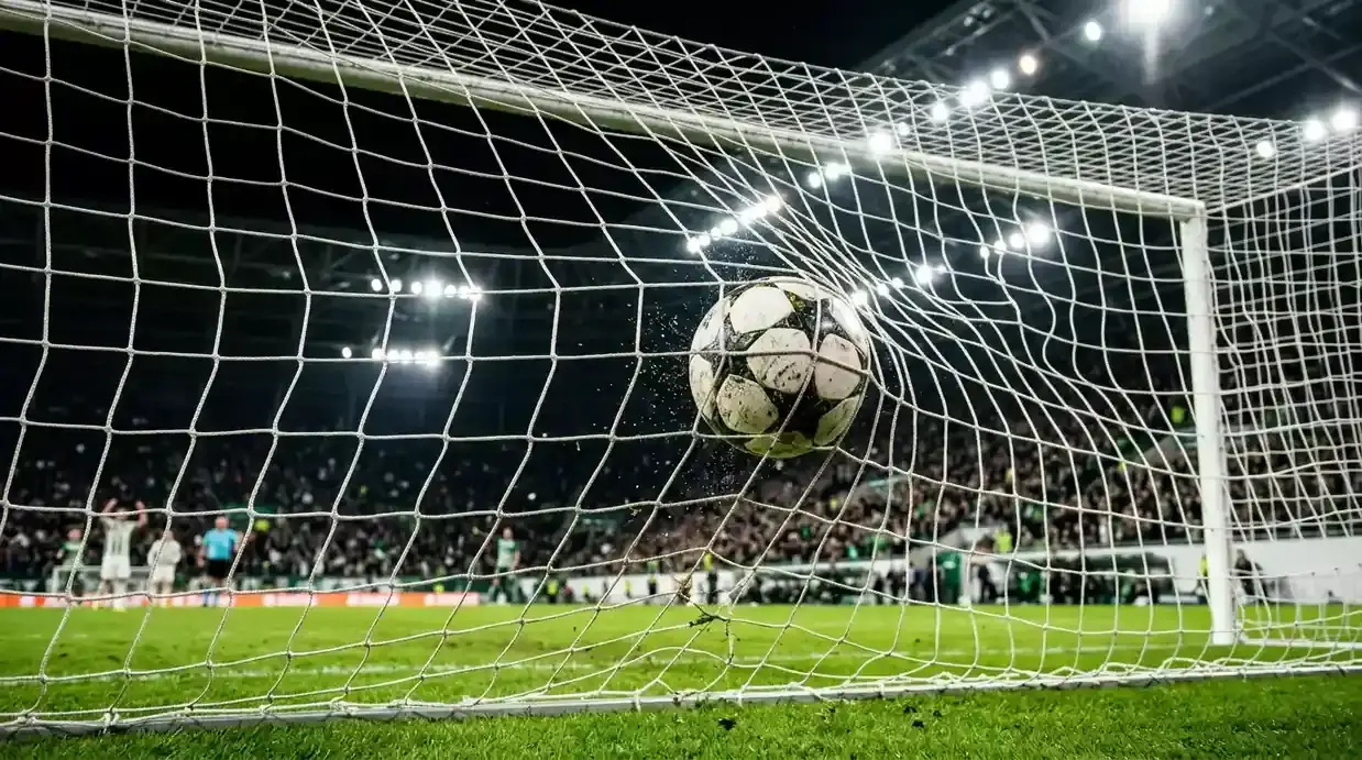Futball-labda a kapuban a hálóval, este, stadion fényei