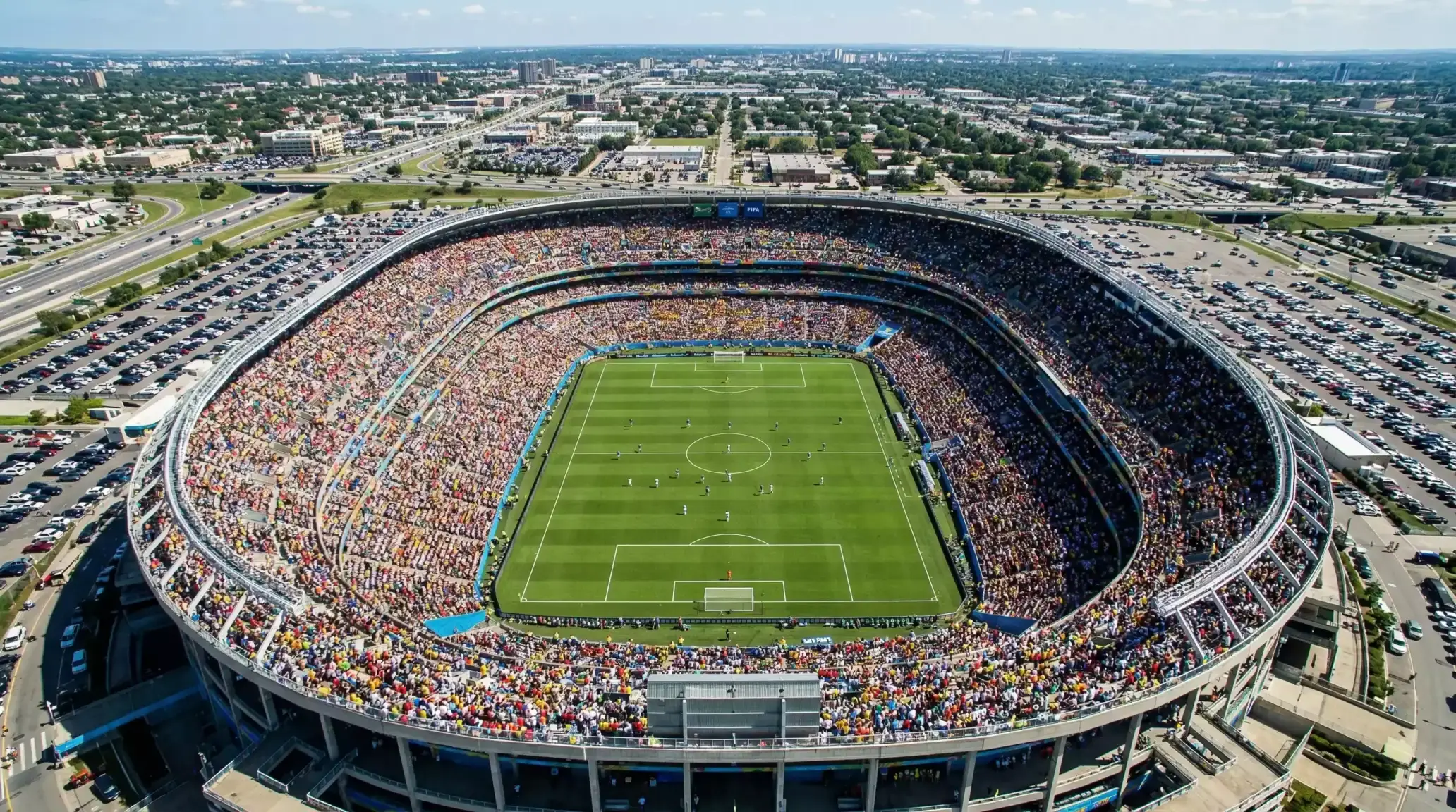 Hatalmas futballstadion madártávlatból teli lelátókkal a VB 2026 mérkőzésén